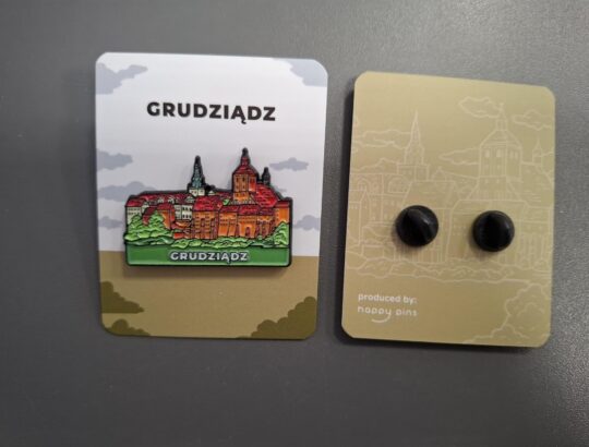 pins metalowy ze spichlerzami